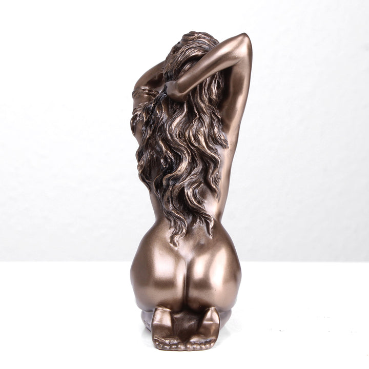 Nackte Frau (Bronzierte Skulptur aus Kunstharz)