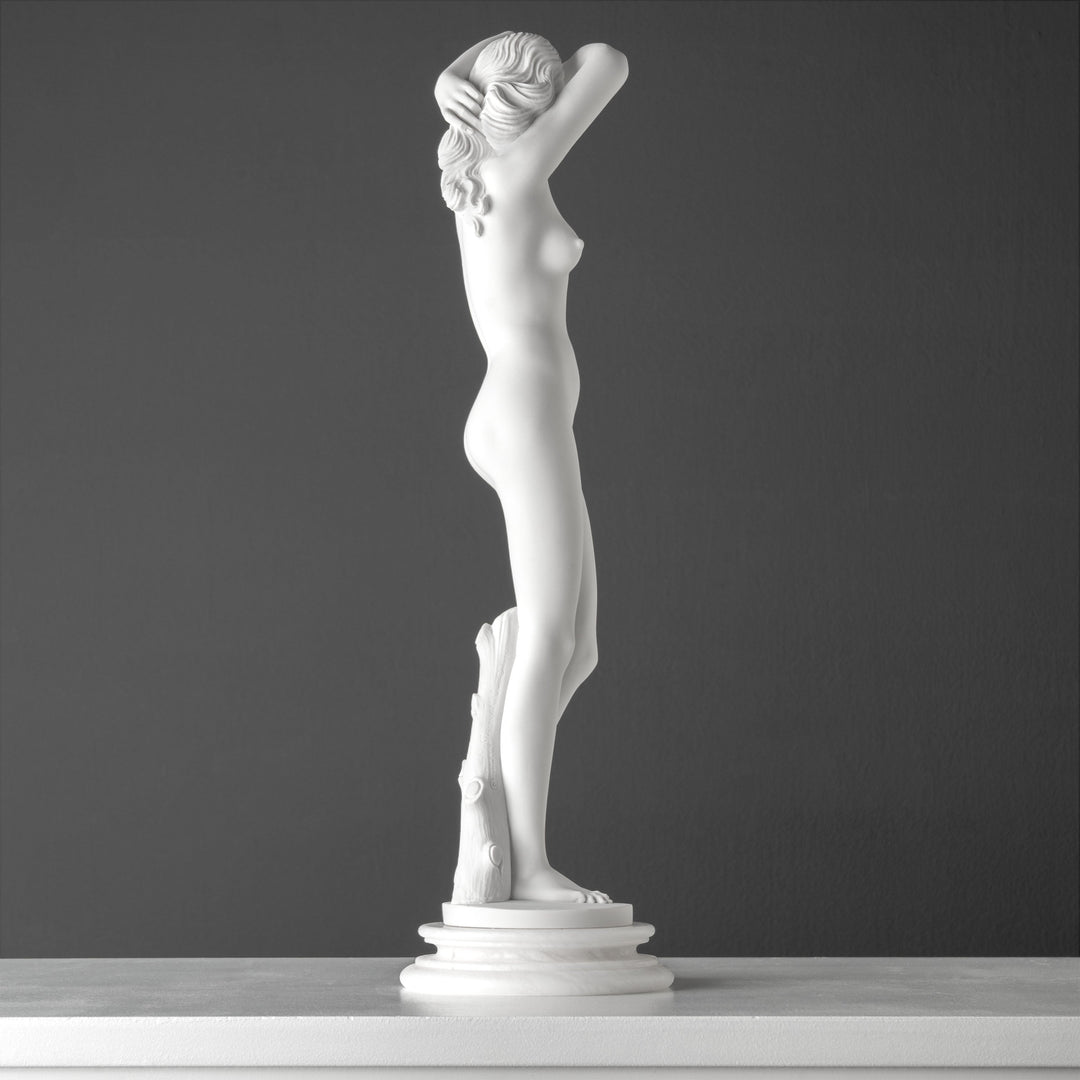 Aktstatue einer Frau – Enthuellte Eleganz