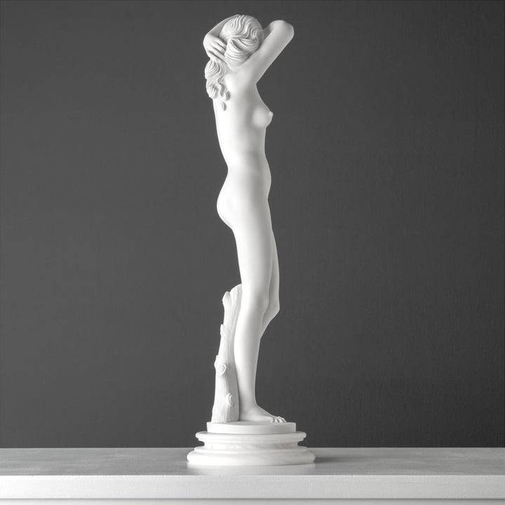 Aktstatue einer Frau – Enthuellte Eleganz