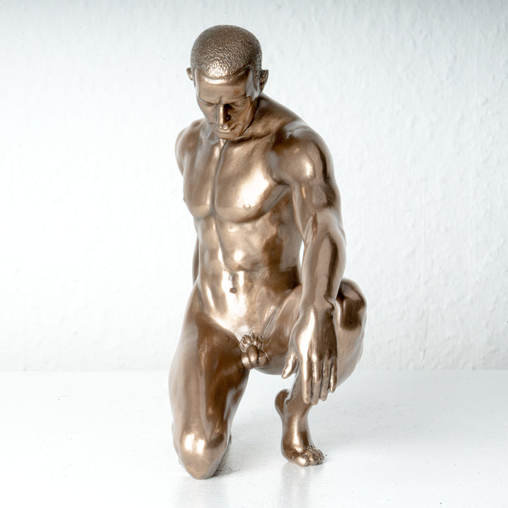 Statue eines nackten Mannes (Bronzierte Kunstharzskulptur)