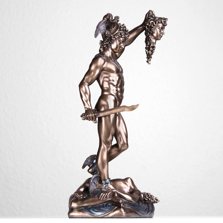 Perseus mit Medusakopf (Bronzierte Skulptur aus Kunstharz)