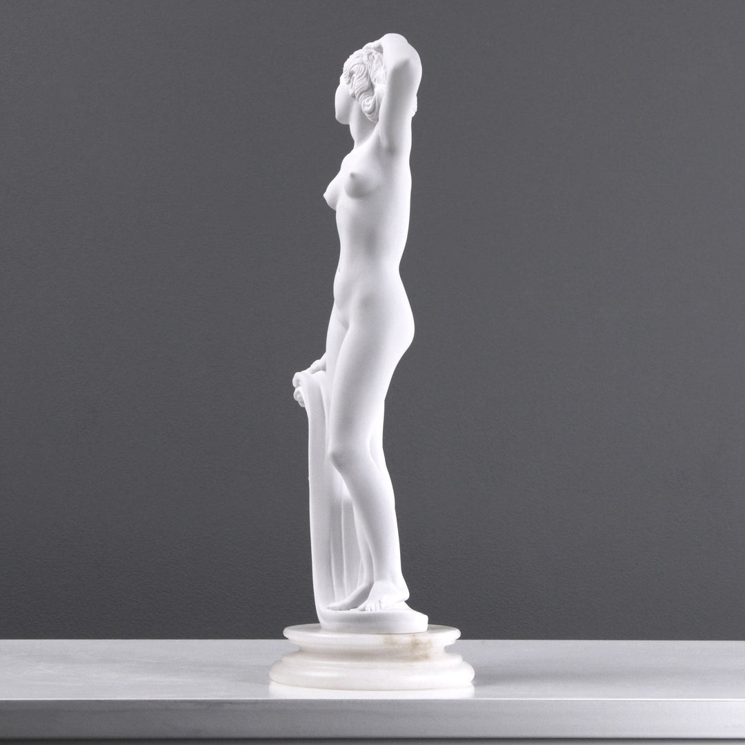 Nackte Dame Posen Statue