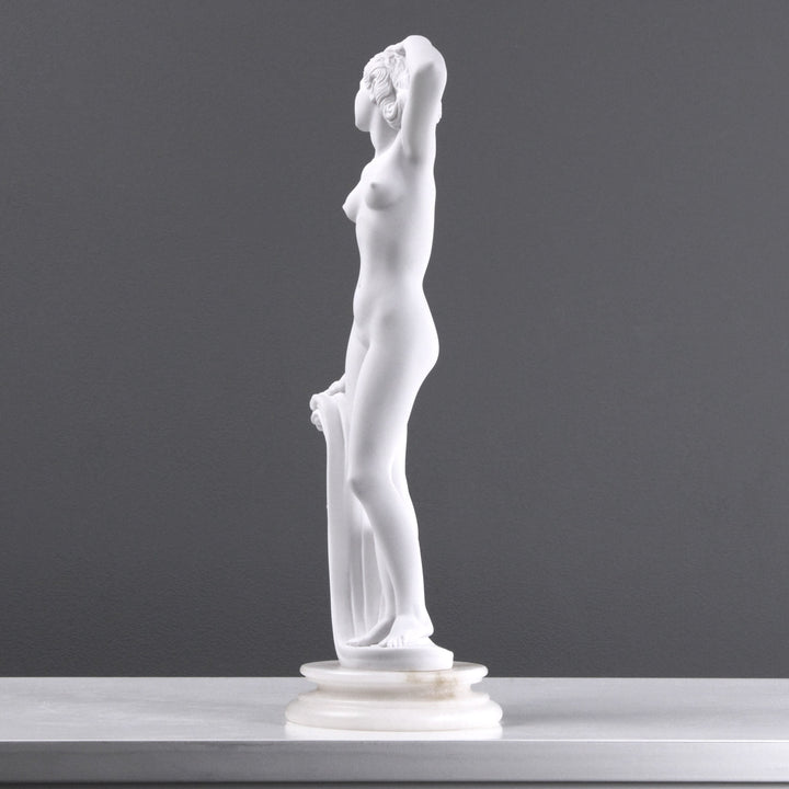 Nackte Dame Posen Statue
