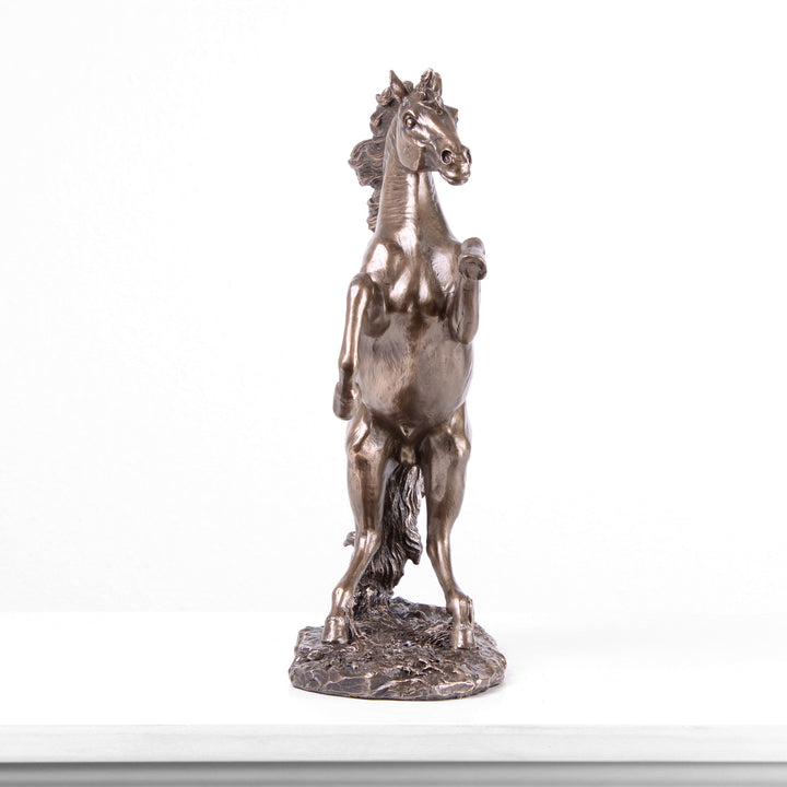 Steigendes Pferd (Bronzierte Skulptur aus Kunstharz)