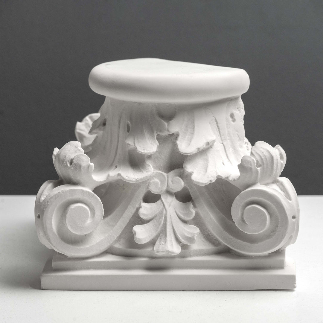 Römisches Kapitell Buchstütze – Skulptur im klassischen Architekturstil
