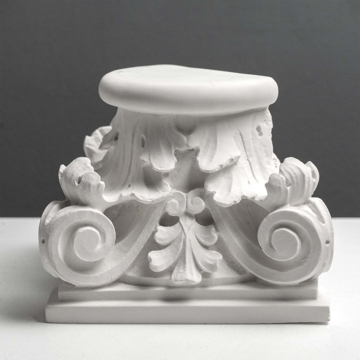 Römisches Kapitell Buchstütze – Skulptur im klassischen Architekturstil