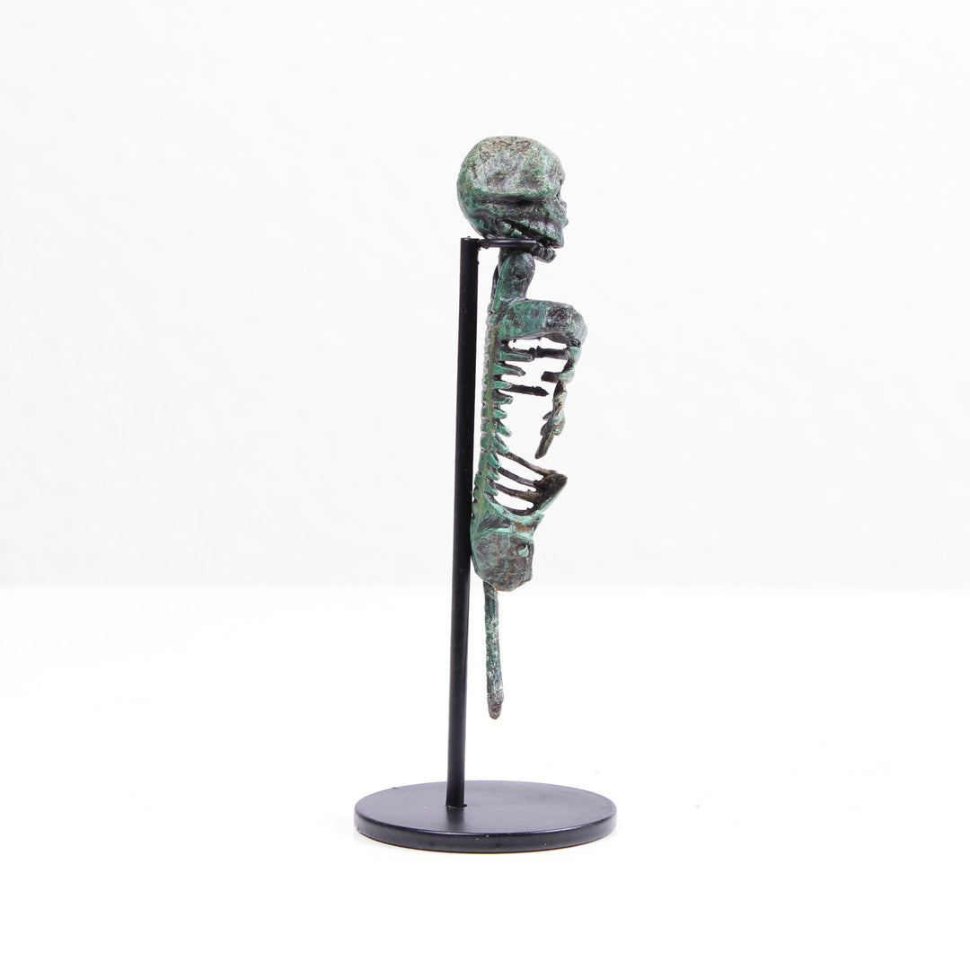 Römisches Skelett Statue – Larva Convivalis Memento Mori Skulptur (Bronzierte Skulptur aus Kunstharz)