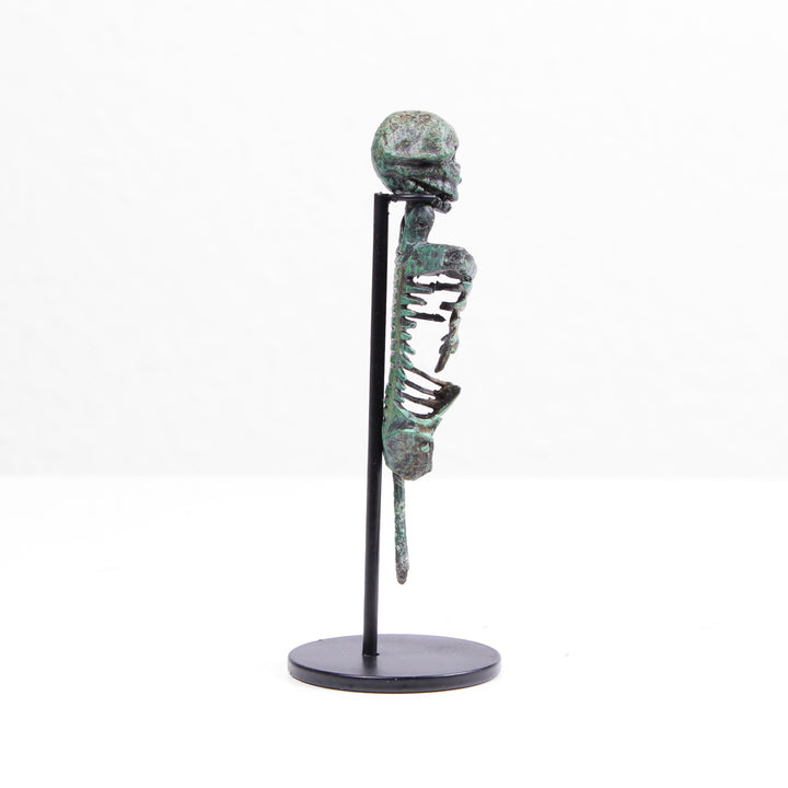 Römisches Skelett Statue – Larva Convivalis Memento Mori Skulptur (Bronzierte Skulptur aus Kunstharz)