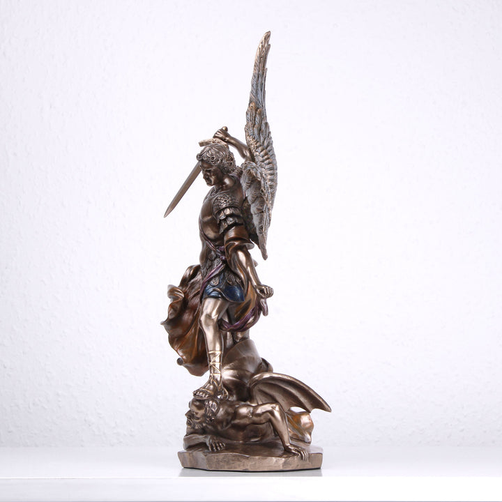 Heiliger Michael (Bronzierte Skulptur aus Kunstharz)