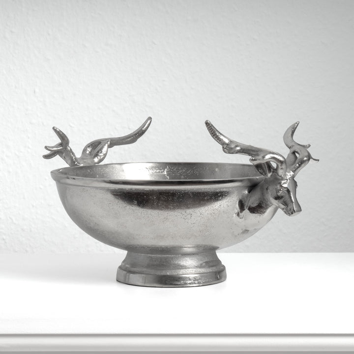 Silberne Schale mit Hirschkopf-Griffen als Tischdekoration