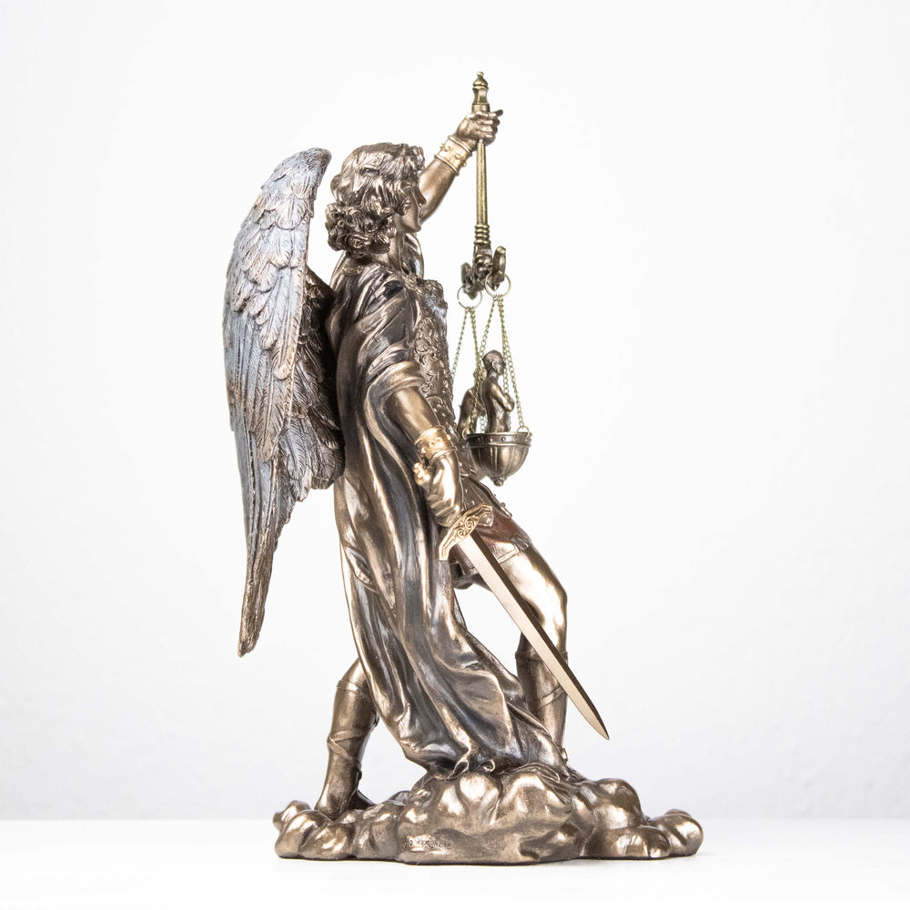 Statue St. Michael mit Waage der Gerechtigkeit (Bronzeskulptur)