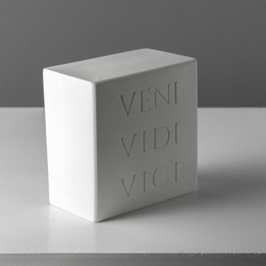 Buchstuetze Veni Vidi Vici – Roemische Inschrift Skulptur