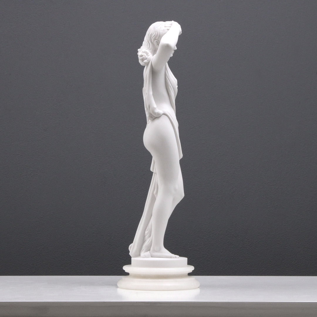 Junge Dame in Kleidung posierend Statue