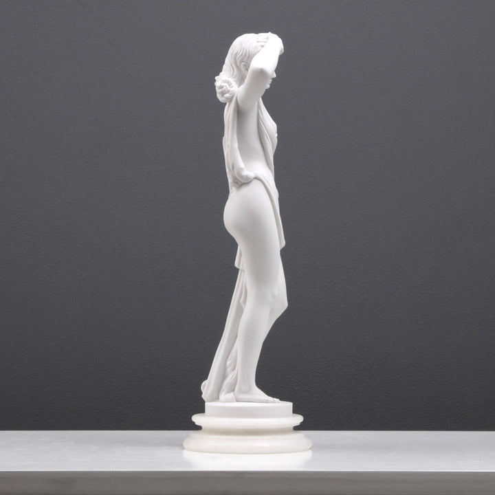 Junge Dame in Kleidung posierend Statue