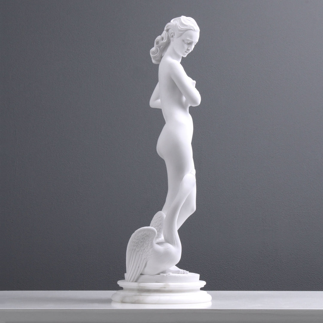 Junge Dame mit einem Schwan Statue
