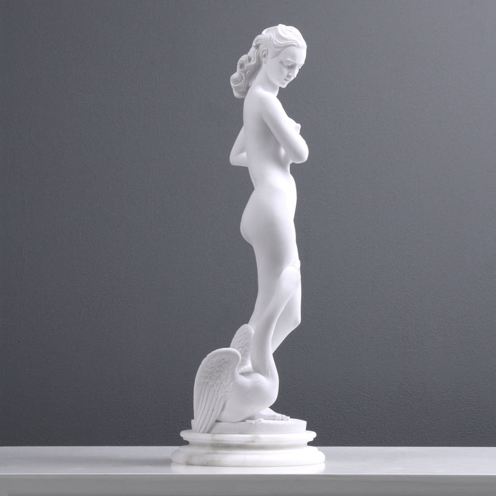 Junge Dame mit einem Schwan Statue