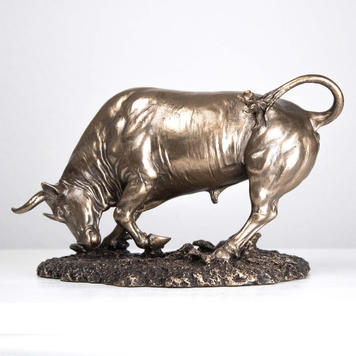Stier Statue im Angriff (Bronzeskulptur)