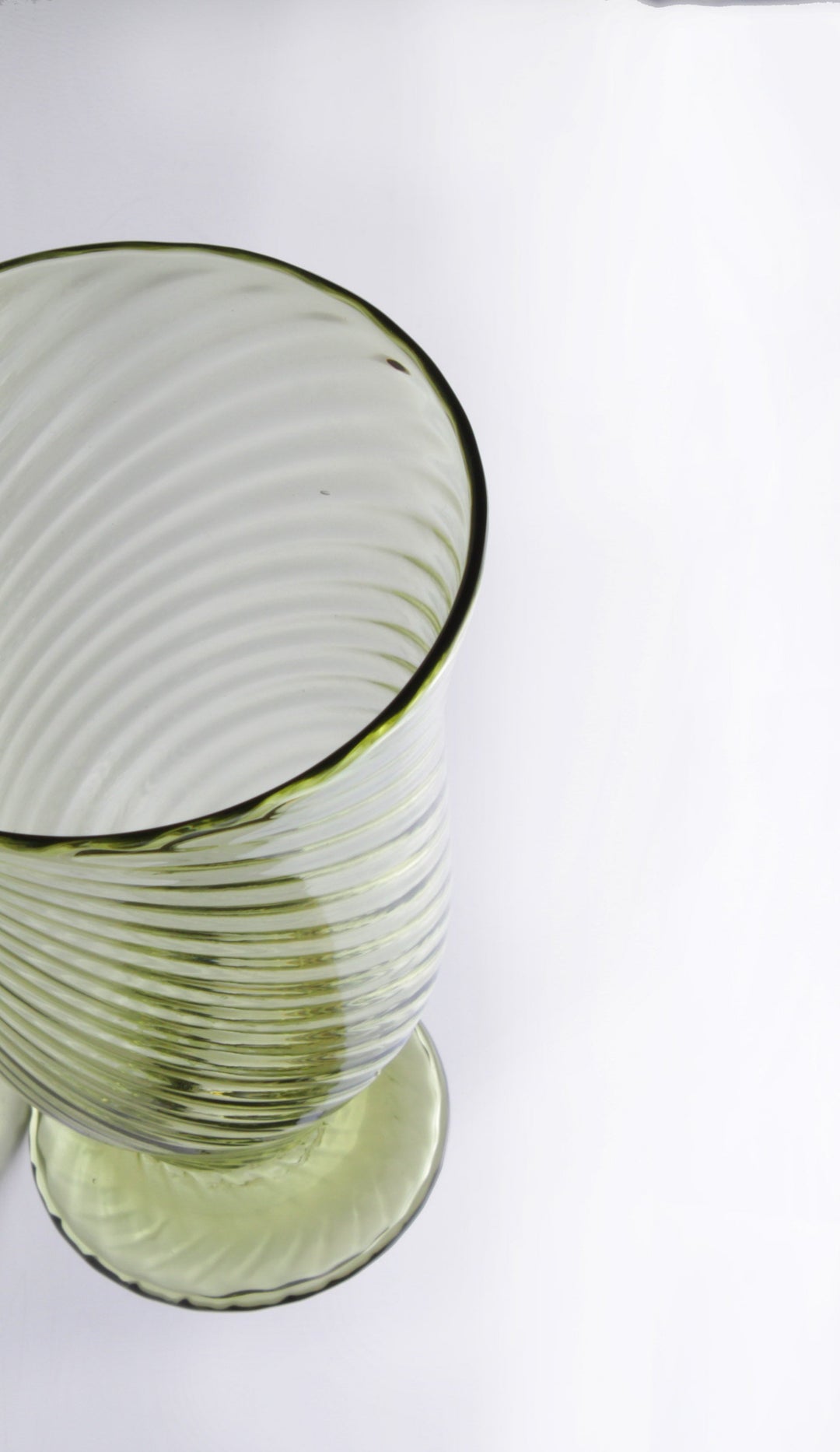 Römischer Glasbecher mit linearem Relief im Set von 2