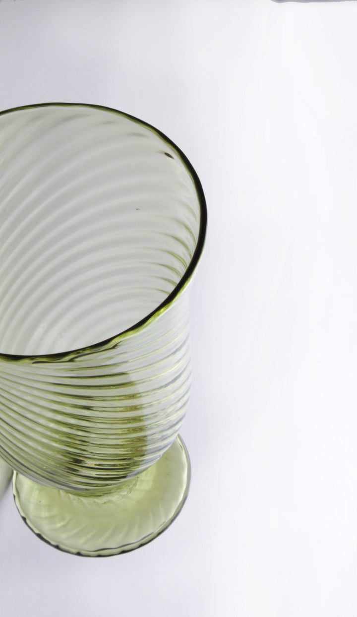 Römischer Glasbecher mit linearem Relief im Set von 2