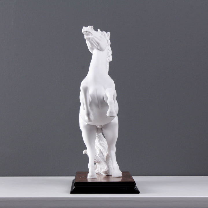 Praisender Pferd Statue