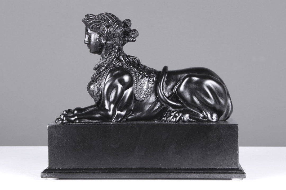 Schwarze Sphinx auf Sockel (Klein)