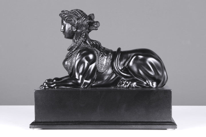 Schwarze Sphinx auf Sockel (Klein)