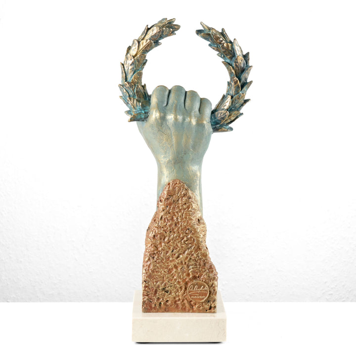 Championfigur „Proelior“ von Anglada auf Marmorsockel