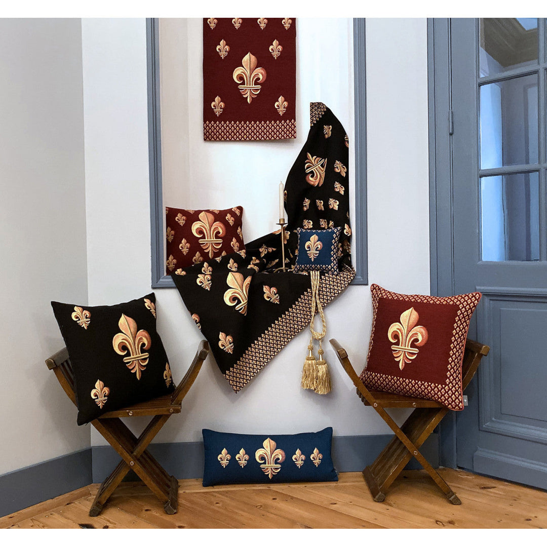 Roter Kissenbezug – Fünf goldene Fleur-de-lis (Jacquard gewebt)