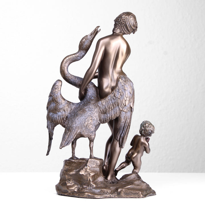 Leda und der Schwan (Bronzierte Skulptur aus Kunstharz)