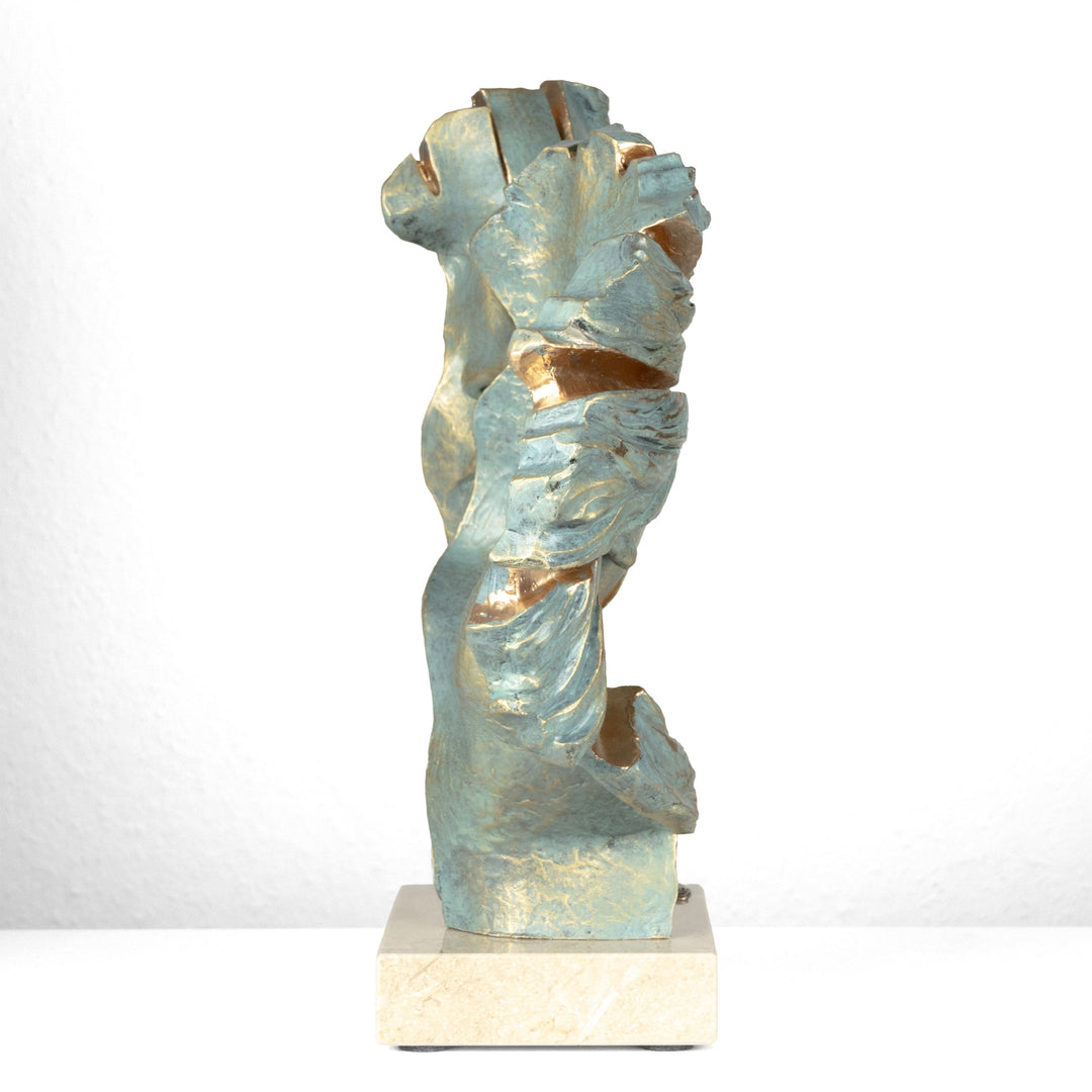 Liebespaarfigur „Approaching Kiss“ von Anglada auf Marmorsockel