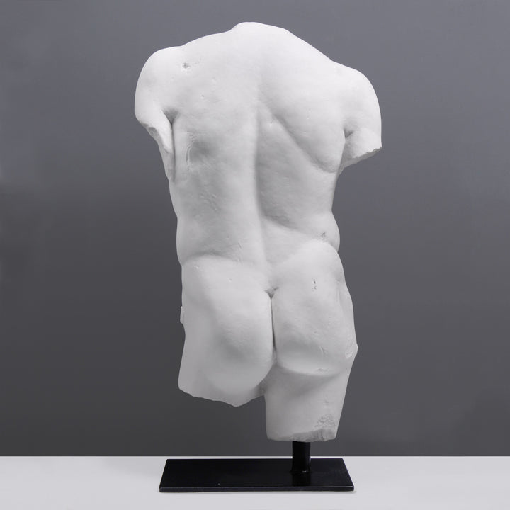 Maennlicher Torso Lebensgross auf Sockel