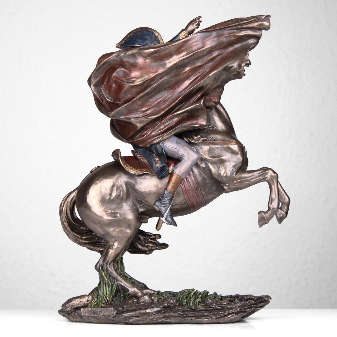 Napoleon Überquert die Alpen (Bronzierte Skulptur aus Kunstharz)