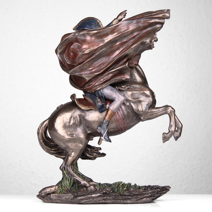 Napoleon Überquert die Alpen (Bronzierte Skulptur aus Kunstharz)