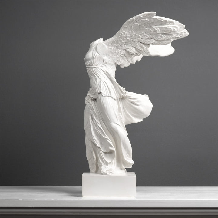Nike Göttin des Sieges Skulptur (Kunstharz)