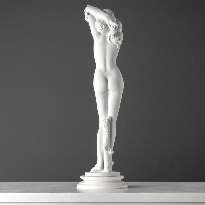 Aktstatue einer Frau – Enthuellte Eleganz