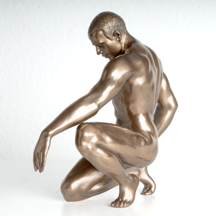 Statue eines nackten Mannes (Bronzierte Kunstharzskulptur)