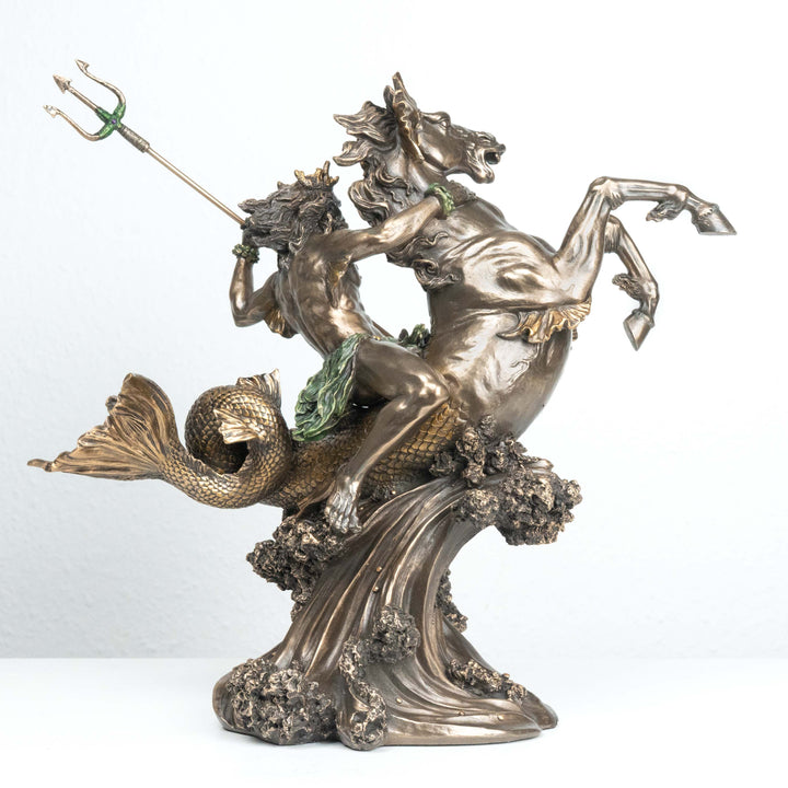 Poseidon auf Meerpferd (Bronzierte Skulptur aus Kunstharz)