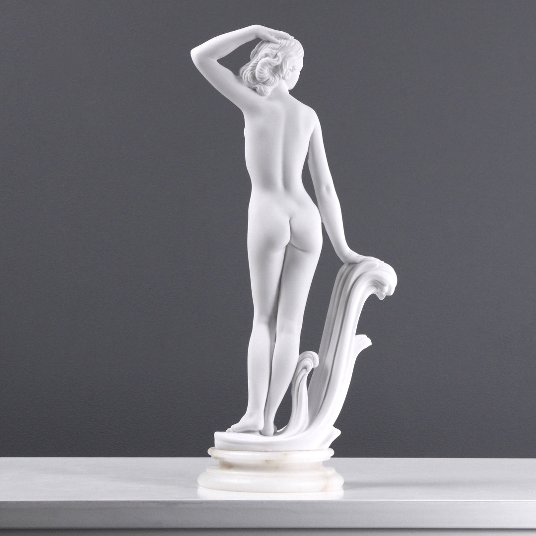 Nackte Dame Posen Statue