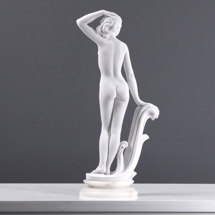 Nackte Dame Posen Statue