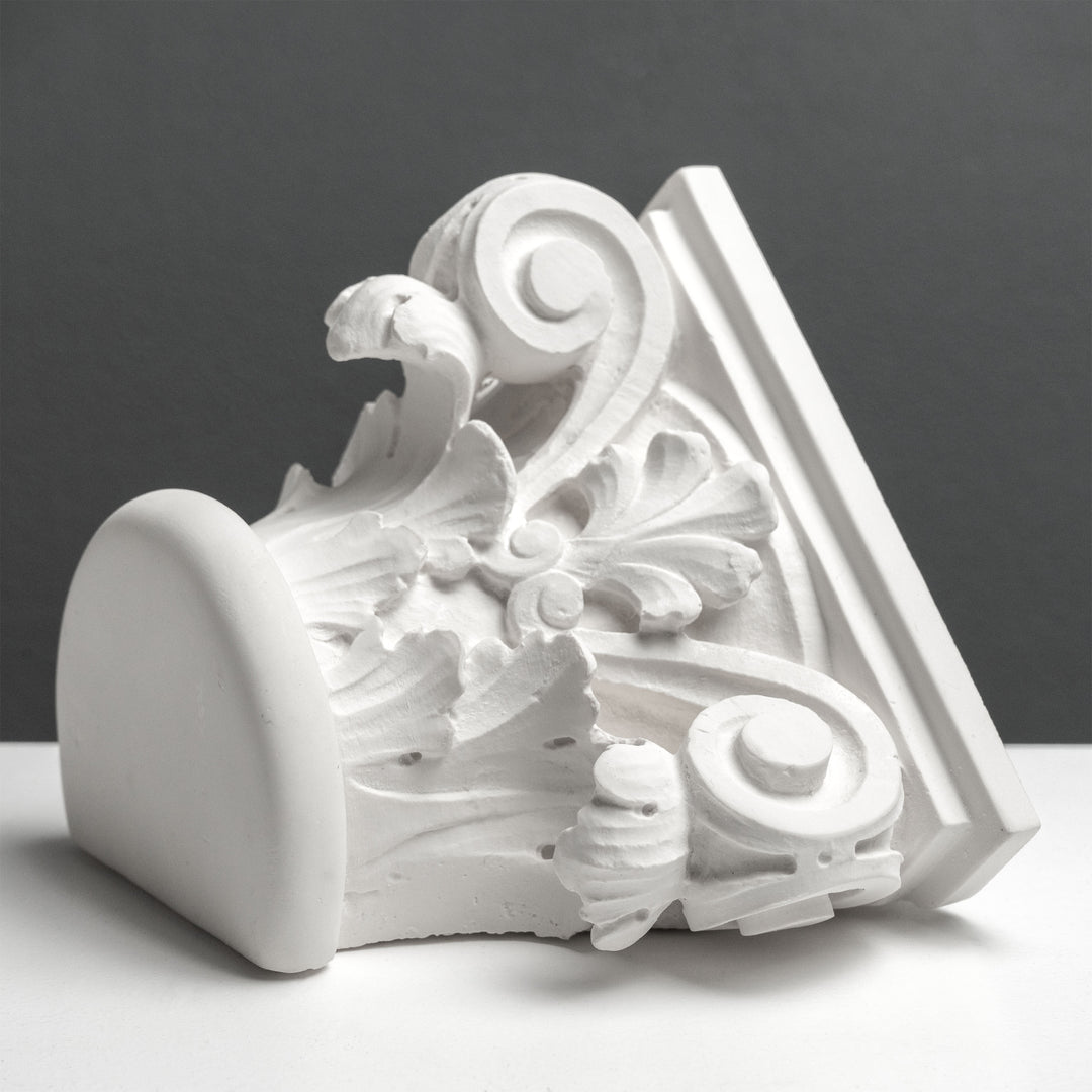 Römisches Kapitell Buchstütze – Skulptur im klassischen Architekturstil