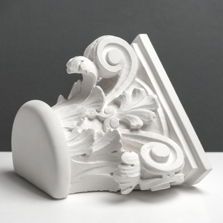 Römisches Kapitell Buchstütze – Skulptur im klassischen Architekturstil