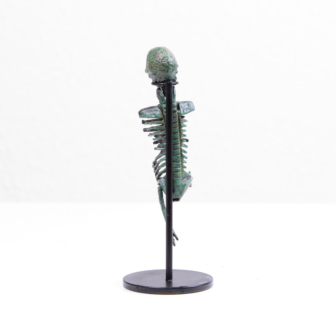 Römisches Skelett Statue – Larva Convivalis Memento Mori Skulptur (Bronzierte Skulptur aus Kunstharz)