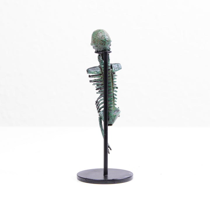 Römisches Skelett Statue – Larva Convivalis Memento Mori Skulptur (Bronzierte Skulptur aus Kunstharz)