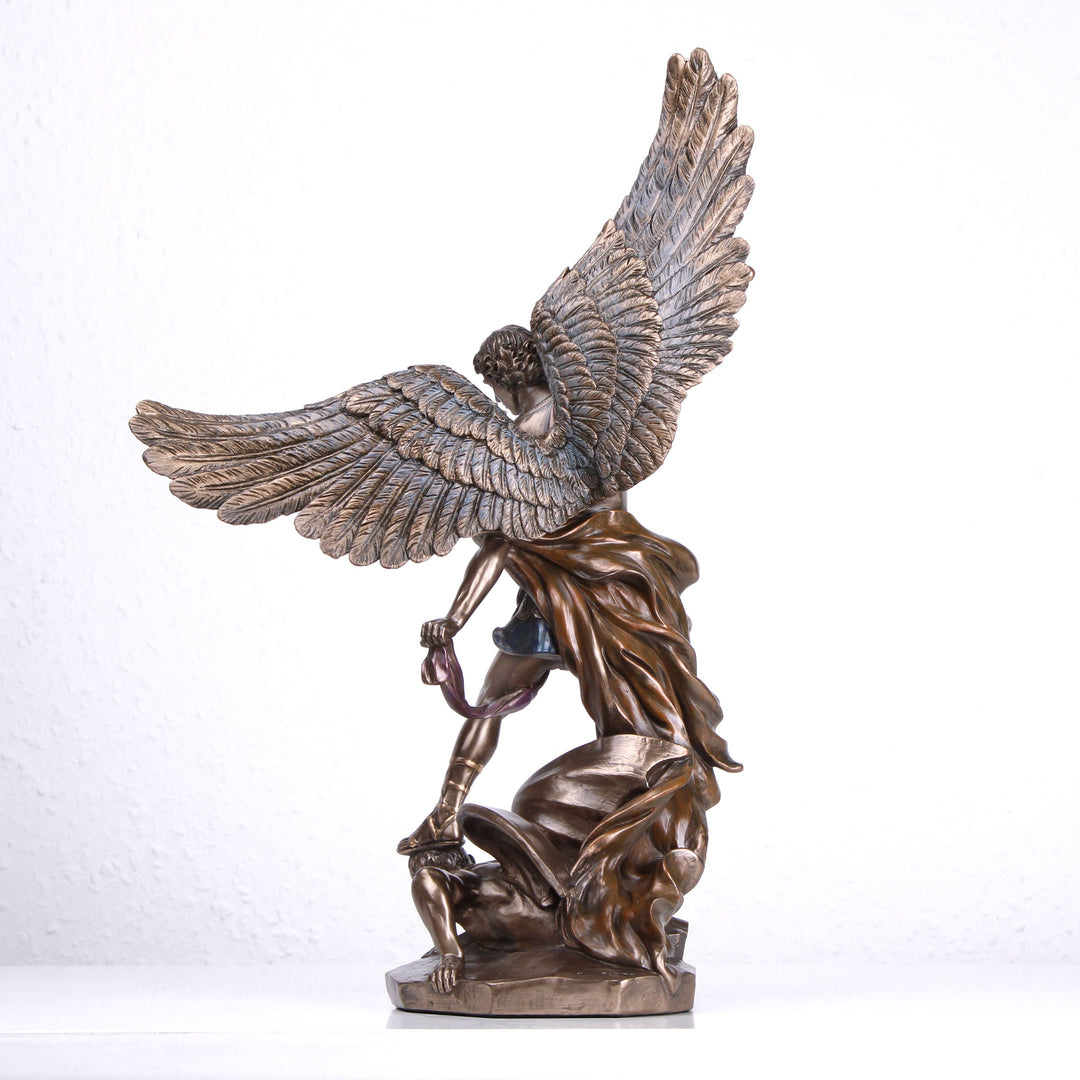 Heiliger Michael (Bronzierte Skulptur aus Kunstharz)