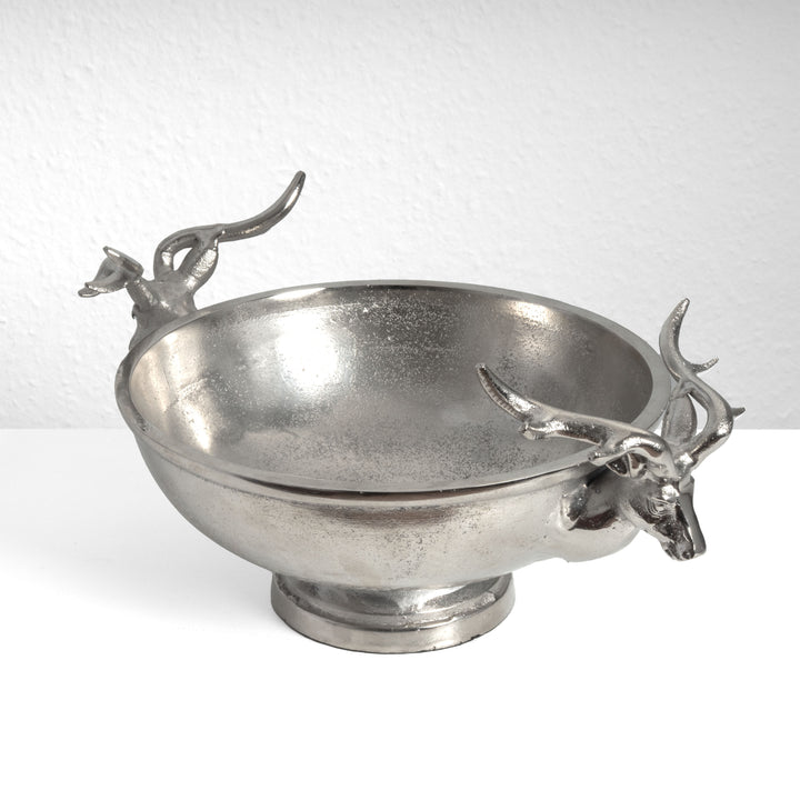 Silberne Schale mit Hirschkopf-Griffen als Tischdekoration