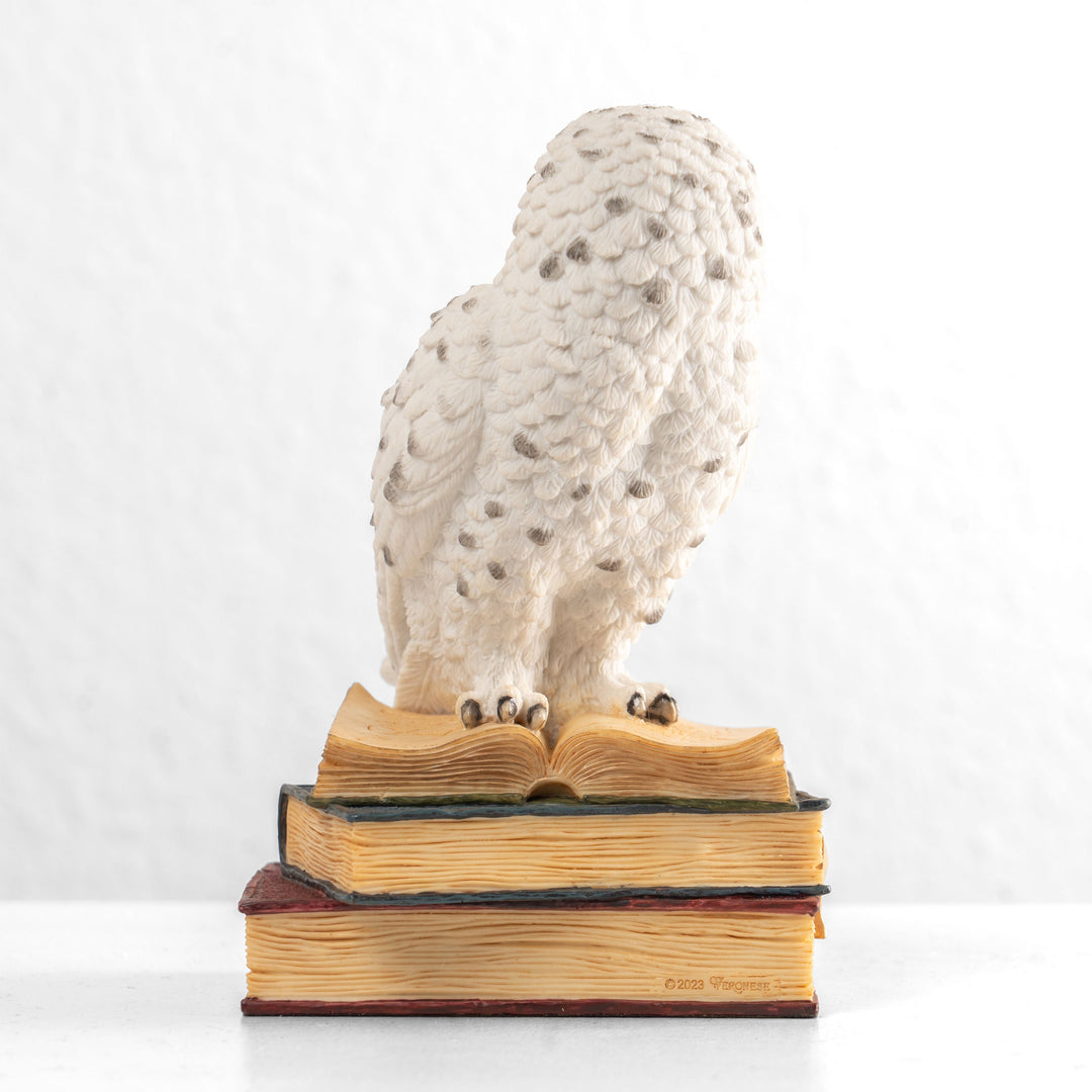 Schneeeule auf einem Bücherstapel (Kunstharz-Statue)