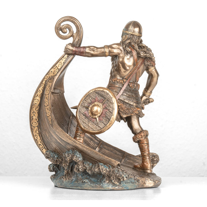 Wikinger-Krieger Statue mit Schwert und Langschiff (Kaltgussbronze-Skulptur)