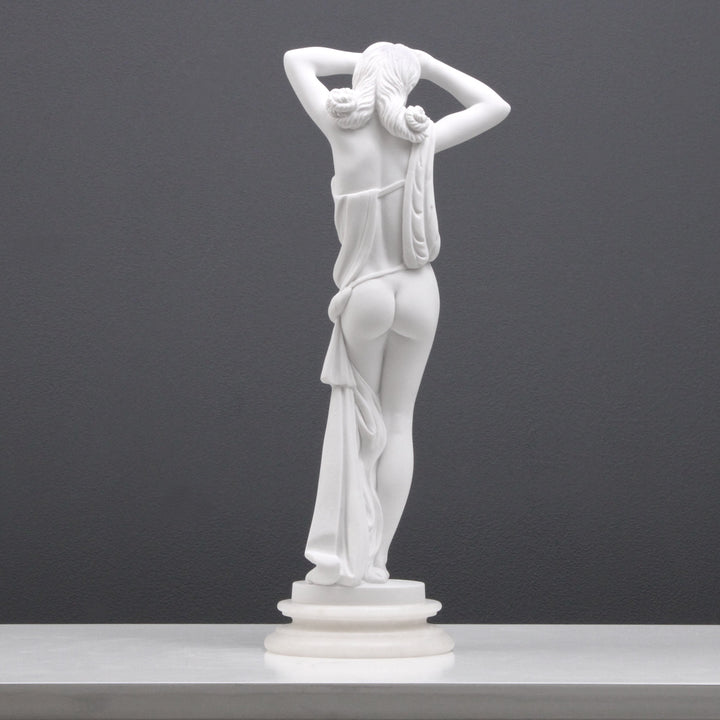 Junge Dame in Kleidung posierend Statue