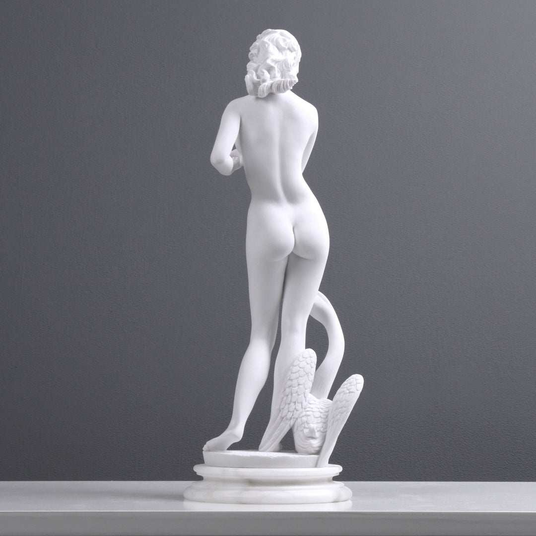 Junge Dame mit einem Schwan Statue