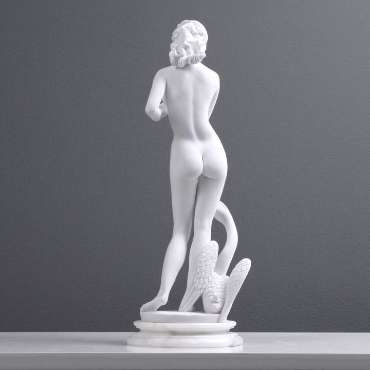 Junge Dame mit einem Schwan Statue
